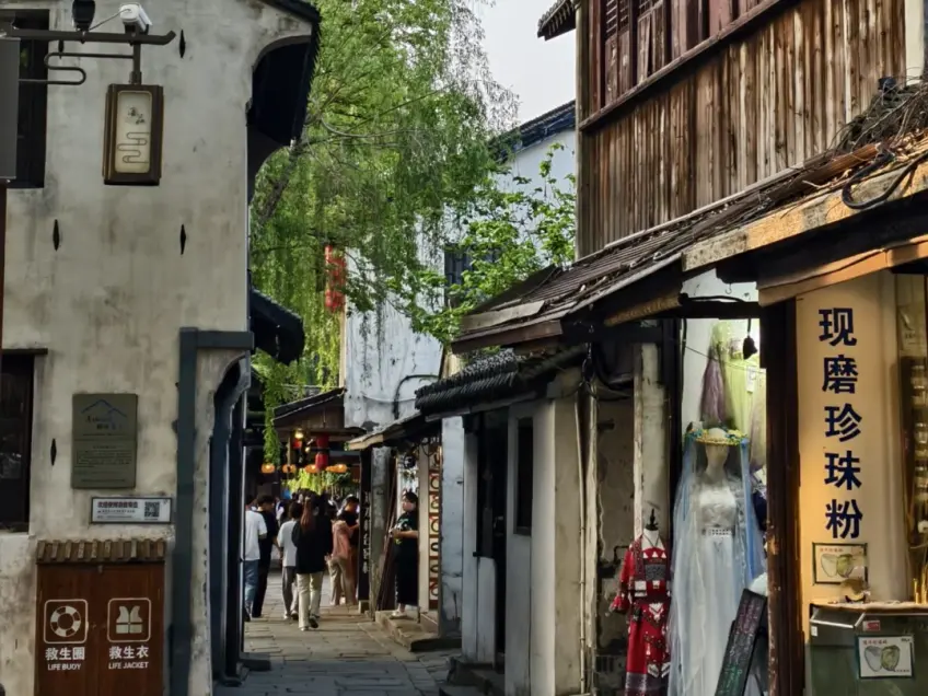 巷口珍珠粉店与街巷人流