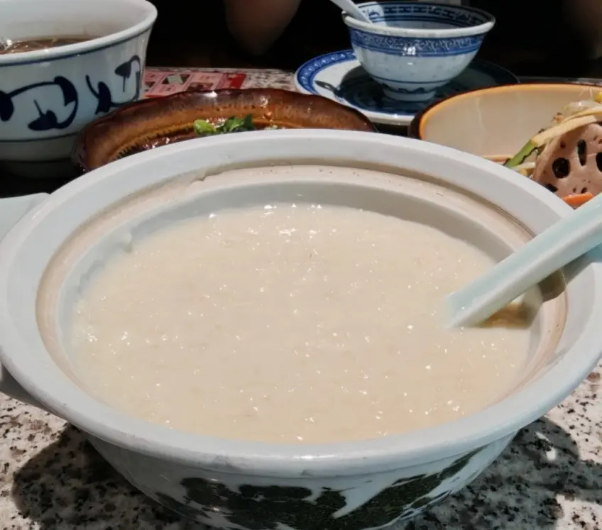 大牌檔乳白美齡粥與瓷勺近景