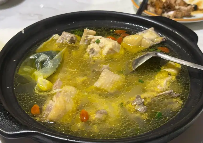 安吉佬白茶土鸡煲砂锅特写