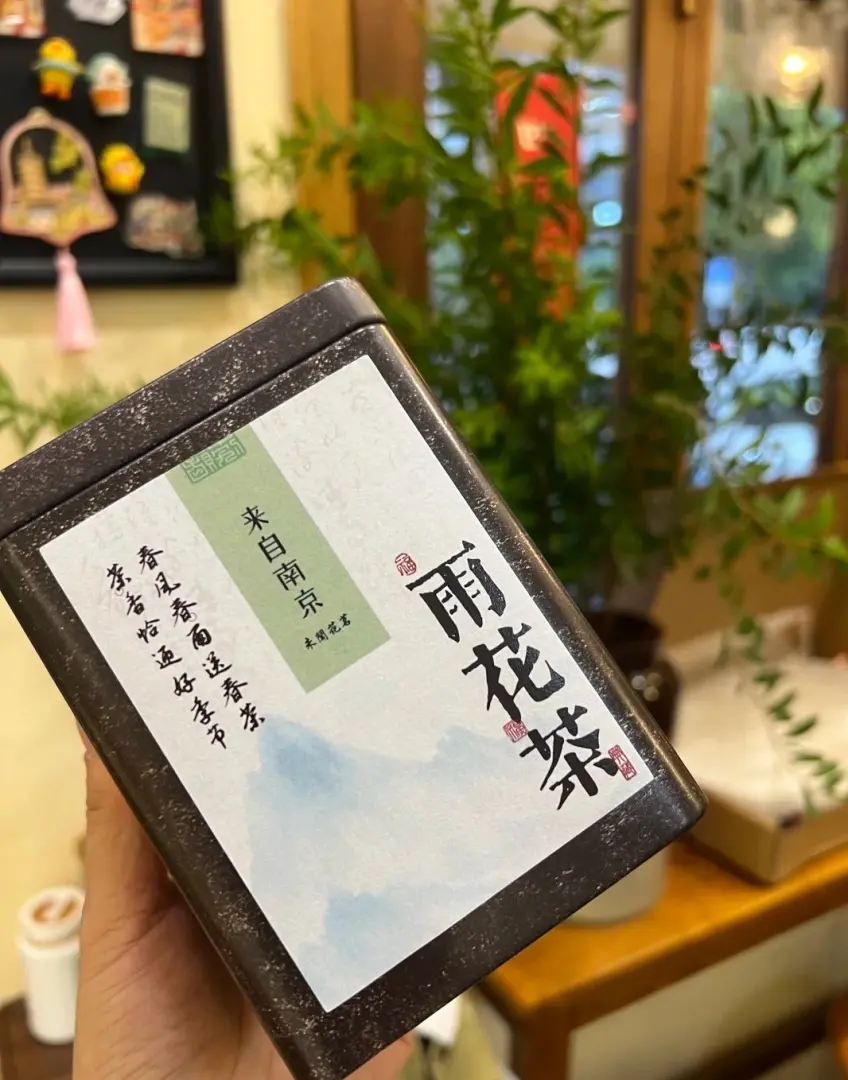 南京雨花茶铁罐手持竖图示意