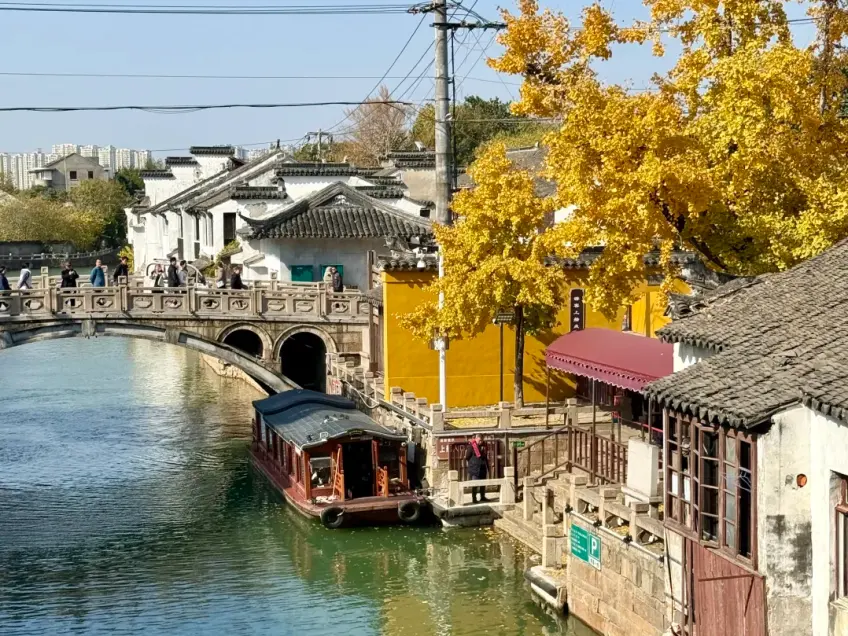 大运河石桥与桥下经过货船