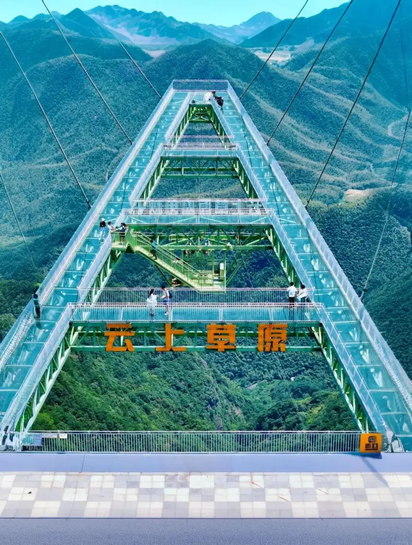 临崖玻璃天空之阶伸入云雾