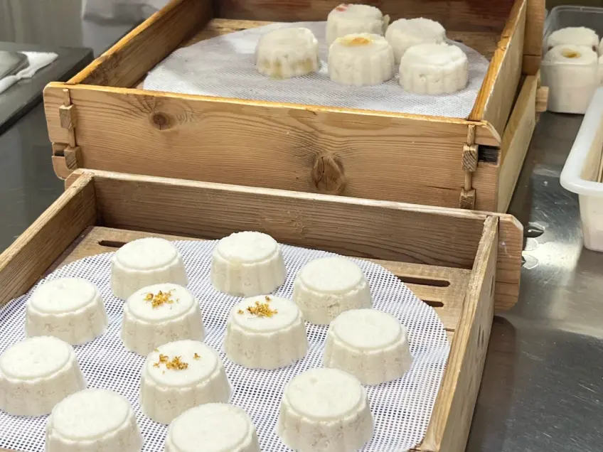 木笼屉里桂花点缀的松糕