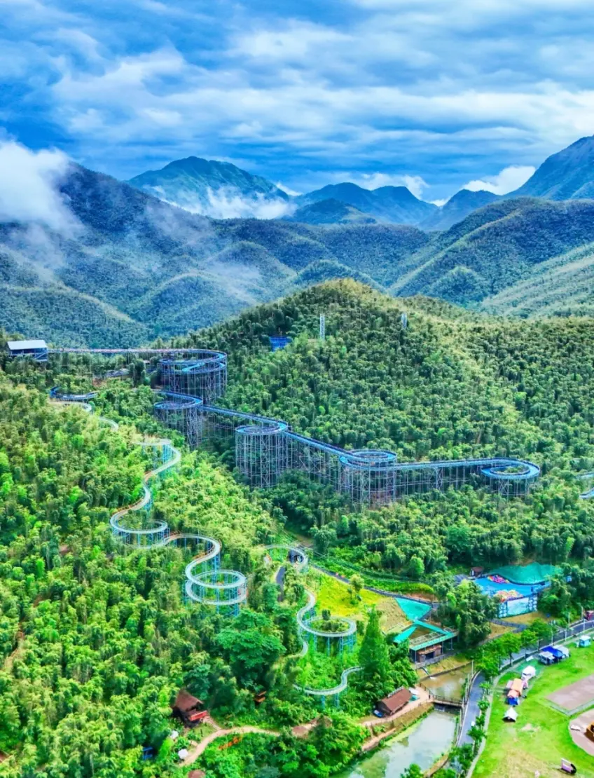 云上草原山间蓝色飞车轨道盘山俯瞰