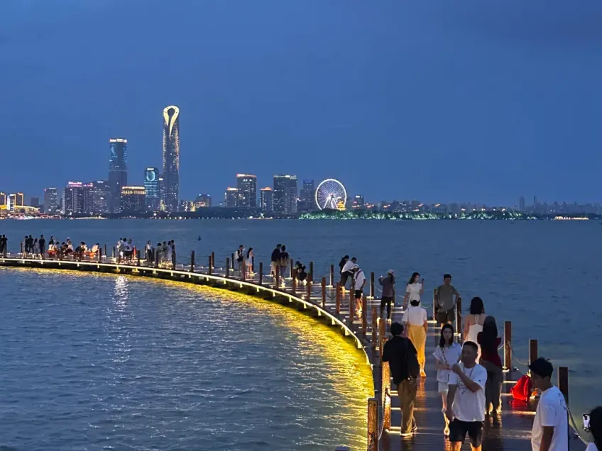 金鸡湖木栈道夜灯与对岸摩天轮