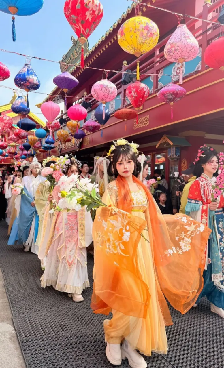 花朝节彩灯下汉服花神巡游队伍