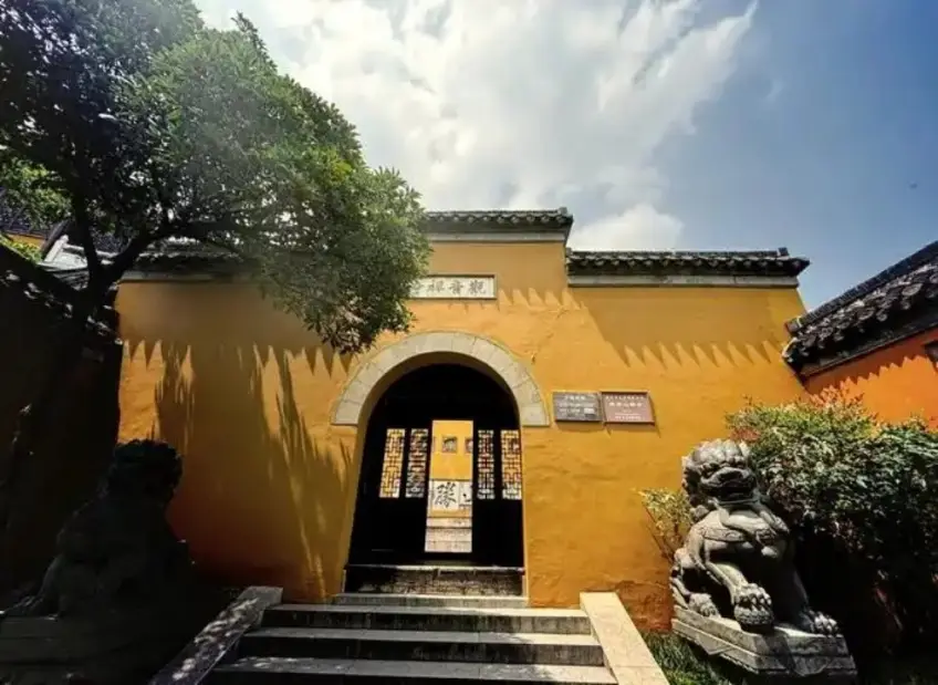 观音禅寺黄墙匾额石狮山门
