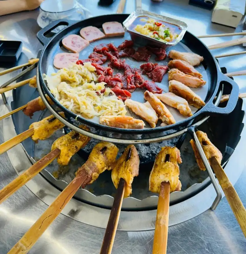 火盆烤肉酸菜与牛肉竹签特写