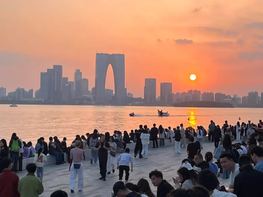 金鸡湖日落岸边人群与东方之门
