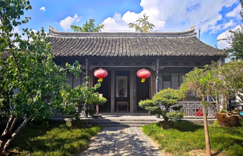 故居庭院红灯笼石径与正厅木门