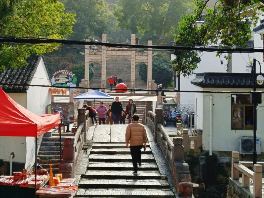 临水古庙白墙河埠石阶近景