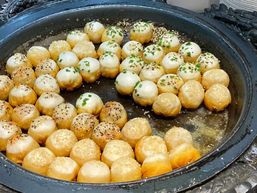 大铁锅生煎包葱花芝麻刚出锅