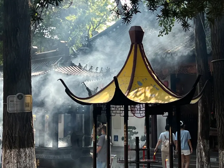 寒山寺庭院黄墙殿宇与香客步道