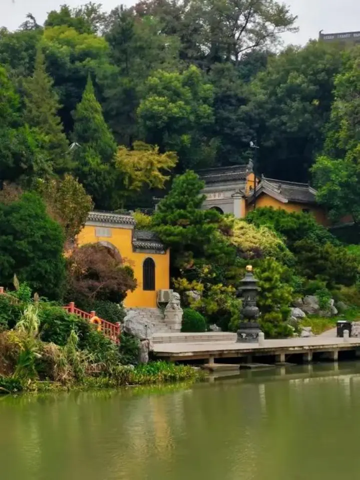 观音禅寺黄墙黛瓦依山临水