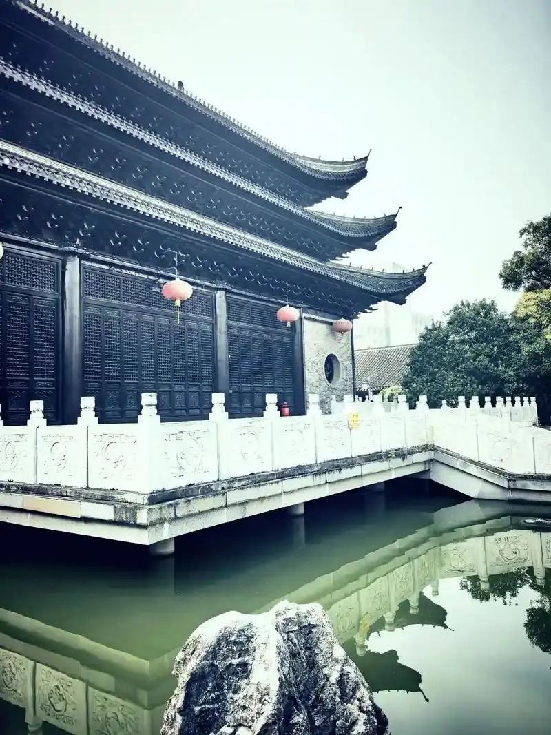 临水殿宇红灯白石栏映池水