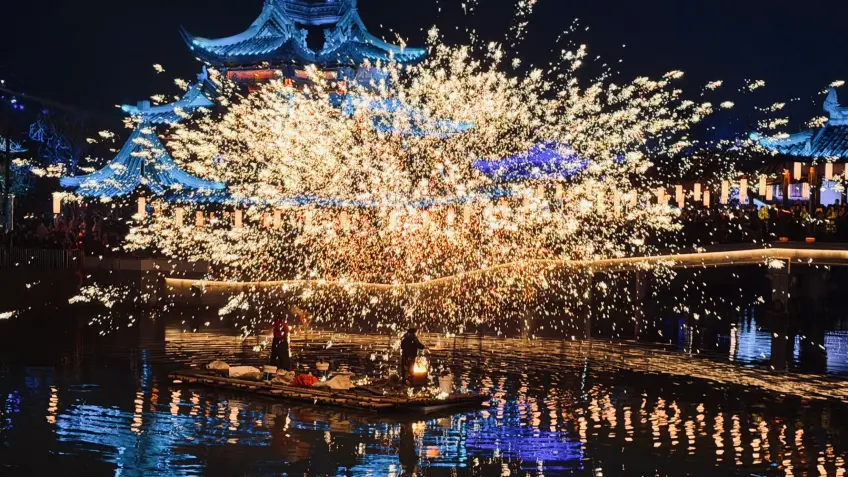 水上打铁花夜景金火花雨