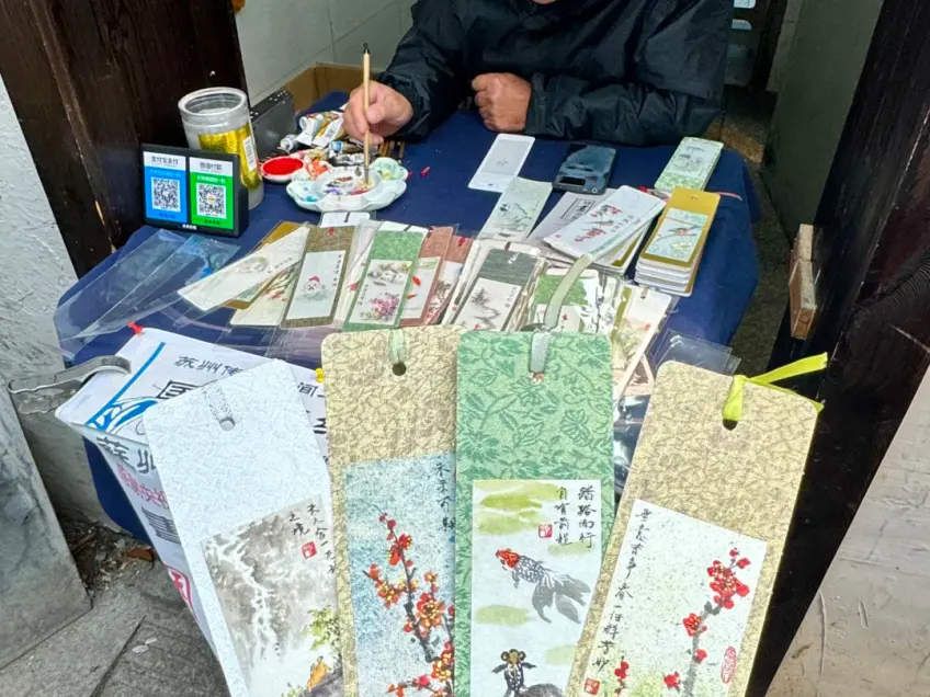 蓝布摊上手绘书签与颜料笔刷
