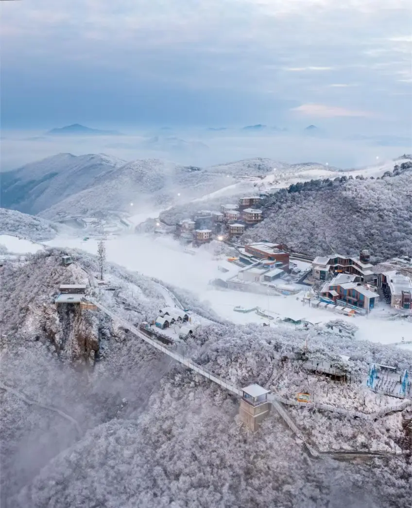 雪季玻璃栈道与灯火雪岭全景