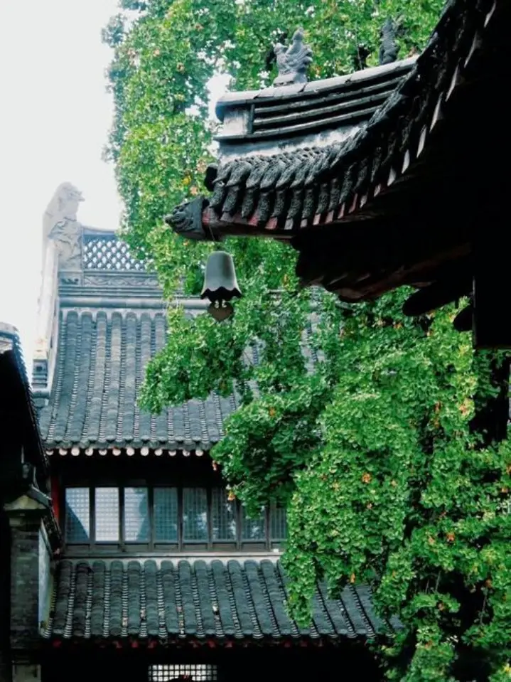 旌忠寺飞檐风铃与绿树庭院