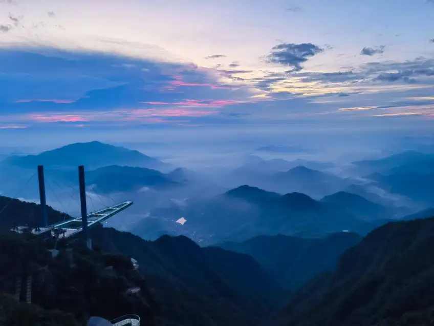 悬空玻璃栈道黄昏远眺连绵群山