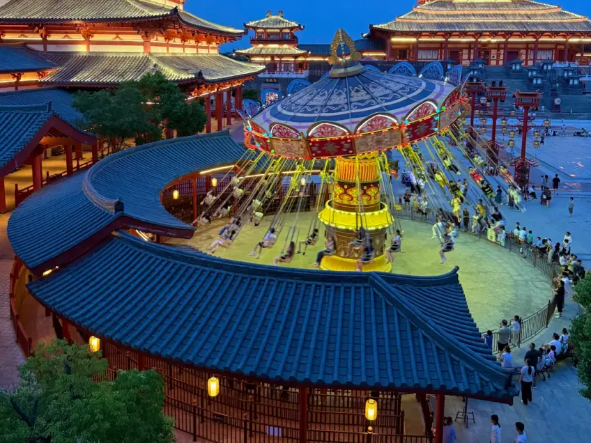 主题乐园夜景飞椅与唐风建筑灯笼