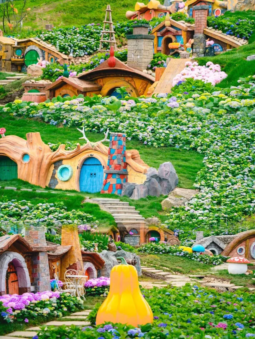 霍比特童话小屋与绣球花石阶