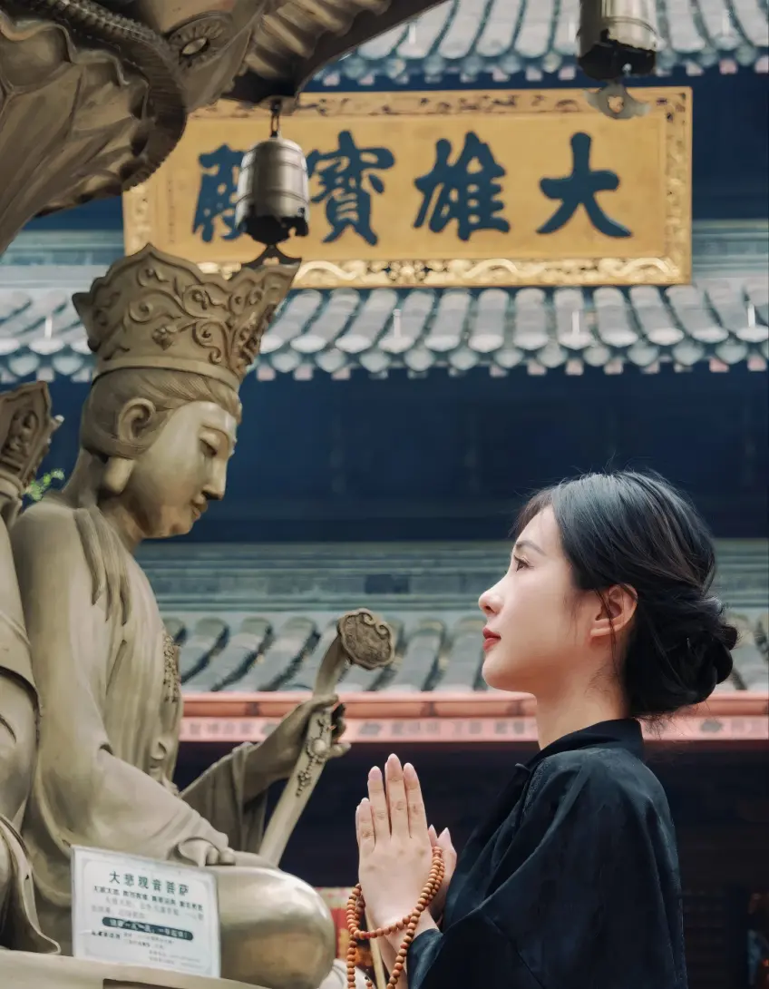 大雄宝殿外合十祈福穿搭示意