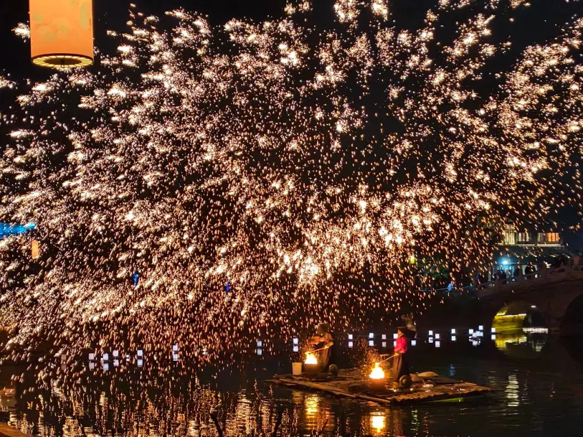 夜河打铁花溅起金火花雨