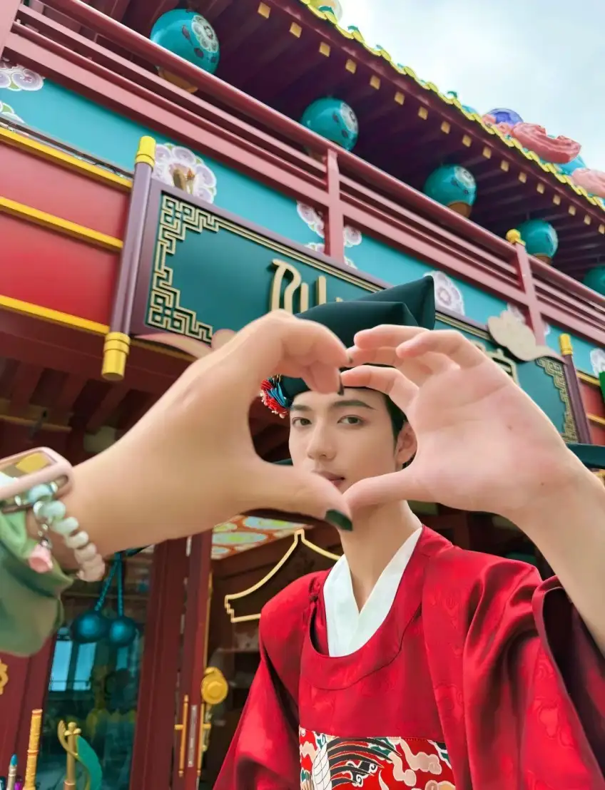 仙侠镇红袍NPC与游客比心互动瞬间