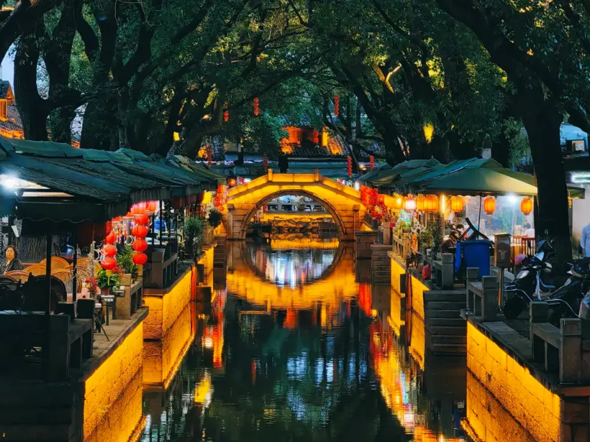 古镇夜景拱桥灯笼水影