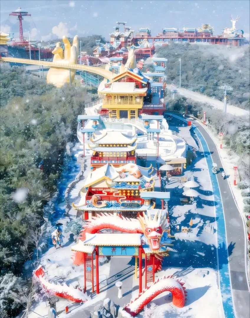 雪覆草甸与山脊冬景远眺