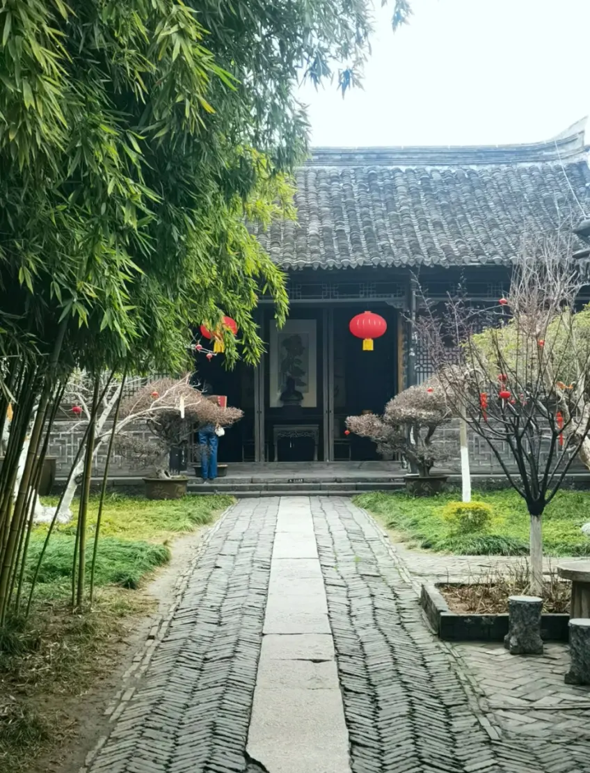 吴承恩故居庭院石径竹林与红灯笼正厅
