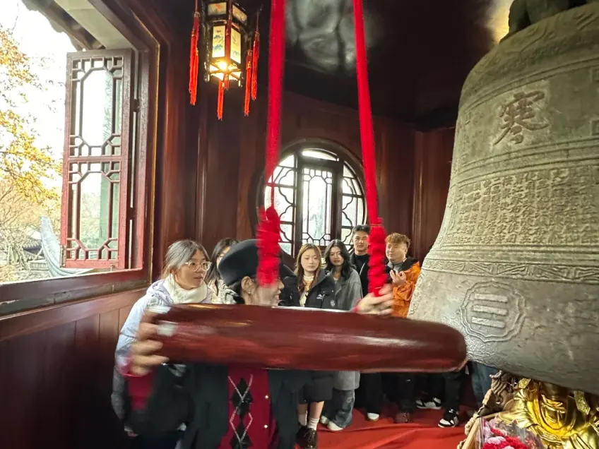 寒山寺钟楼飞檐与庭院古树