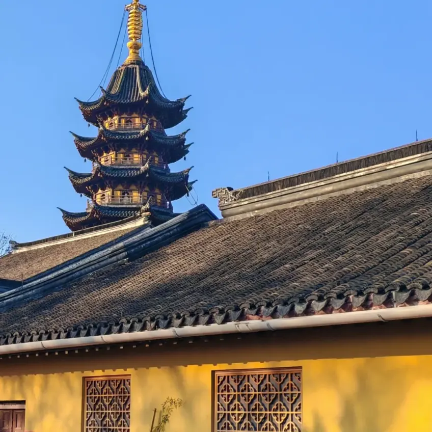 灵岩山寺山门与黄墙院落全景