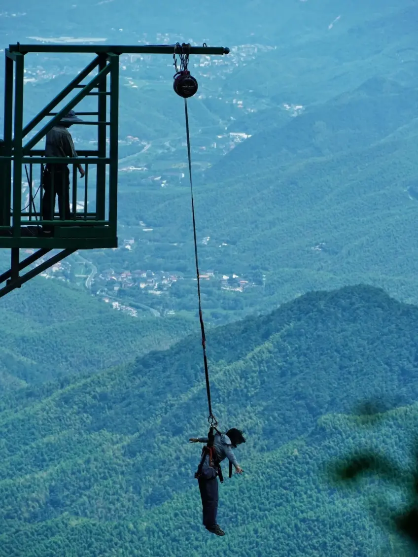 窝囊蹦极游客缓降山谷半空瞬间