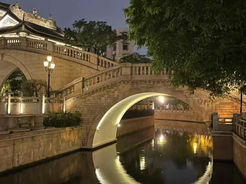 古镇双桥石拱与水面倒影全景