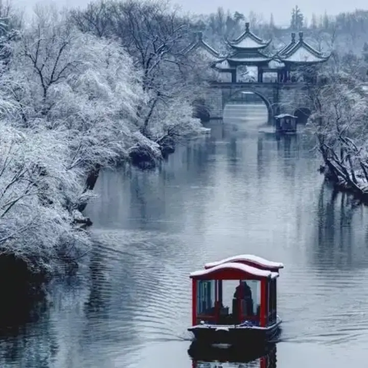 扬州瘦西湖冬日雪景与红船