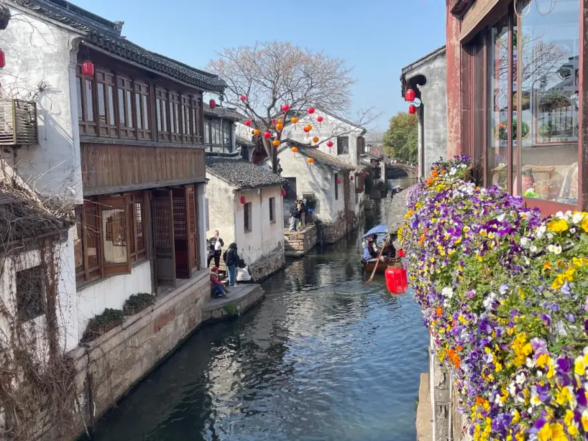 花箱前景河道游船与石桥