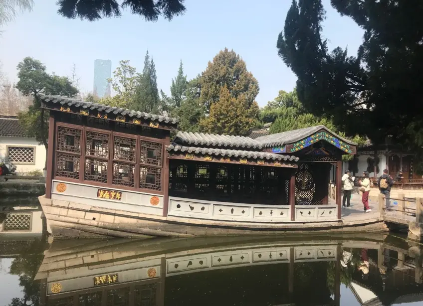 总统府西花园不系舟石舫水面