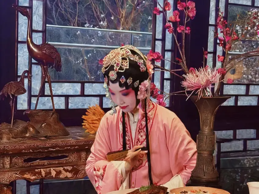 苏式雅座粉衣昆曲妆造与铜鹤梅花