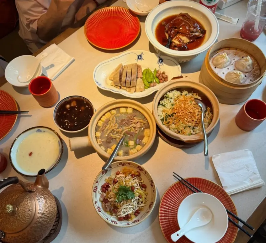 鹽水鴨麵點甜湯茶壺同桌拼盤示意