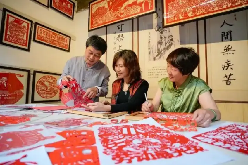 非遗剪纸工作室红纸作品与师生讲解