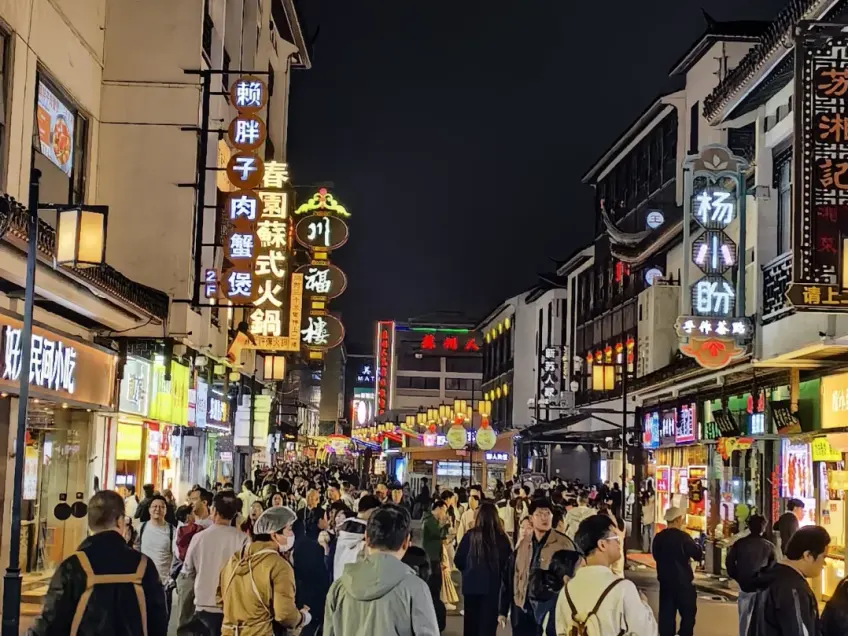 观前街夜市霓虹招牌与步行人流