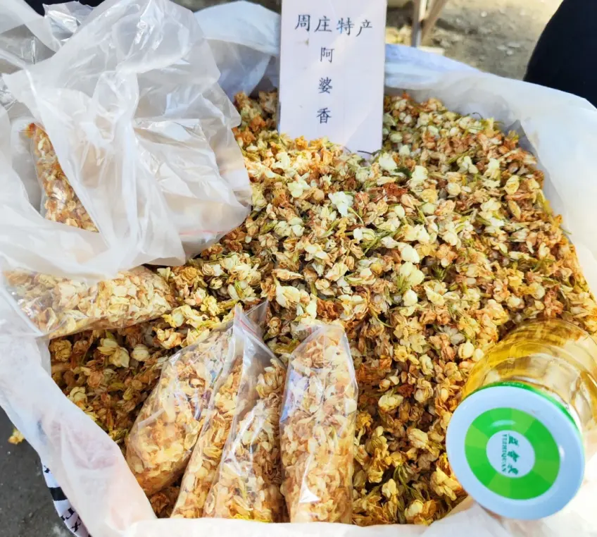 周庄阿婆香干花茶摊位景