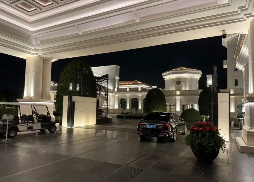 蘇寧鐘山國際高爾夫酒店庭院夜景與禮賓車