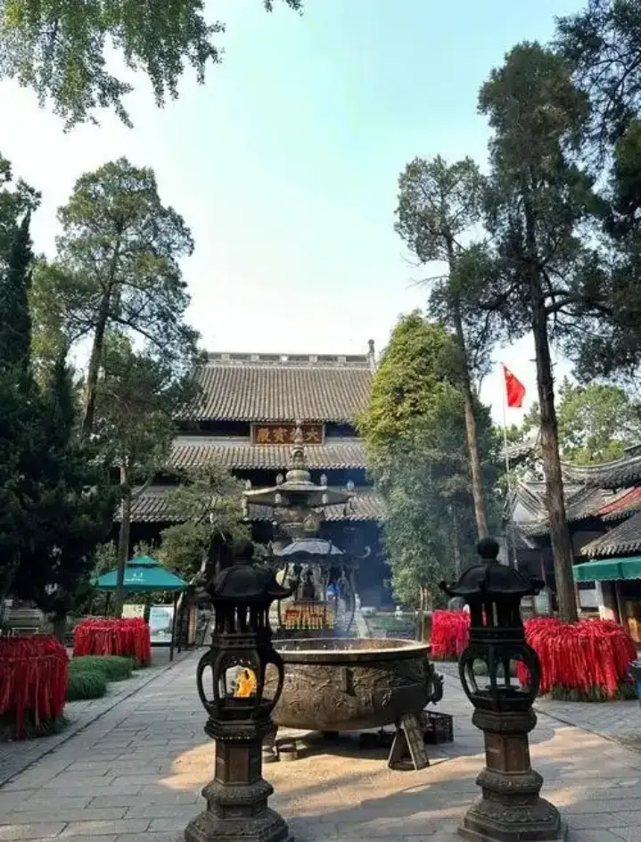 大明寺庭院香炉与红绸祈福