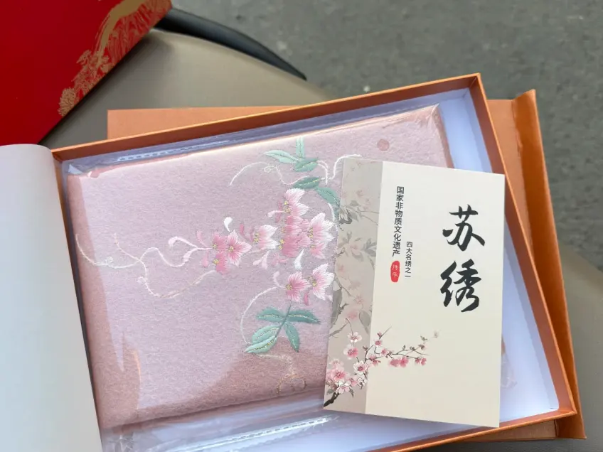 礼盒中粉色苏绣花枝围巾成品