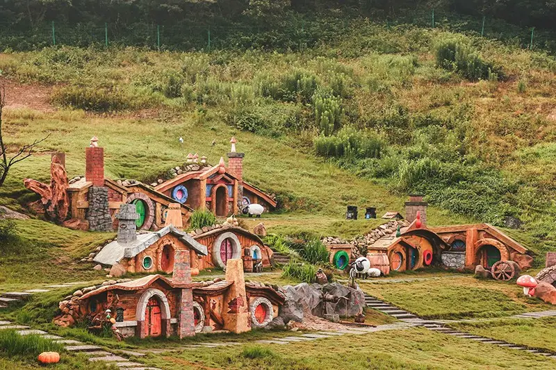 霍比特小镇圆门草顶小屋群