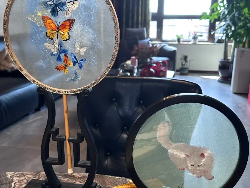 蝴蝶团扇与白猫圆形苏绣座屏