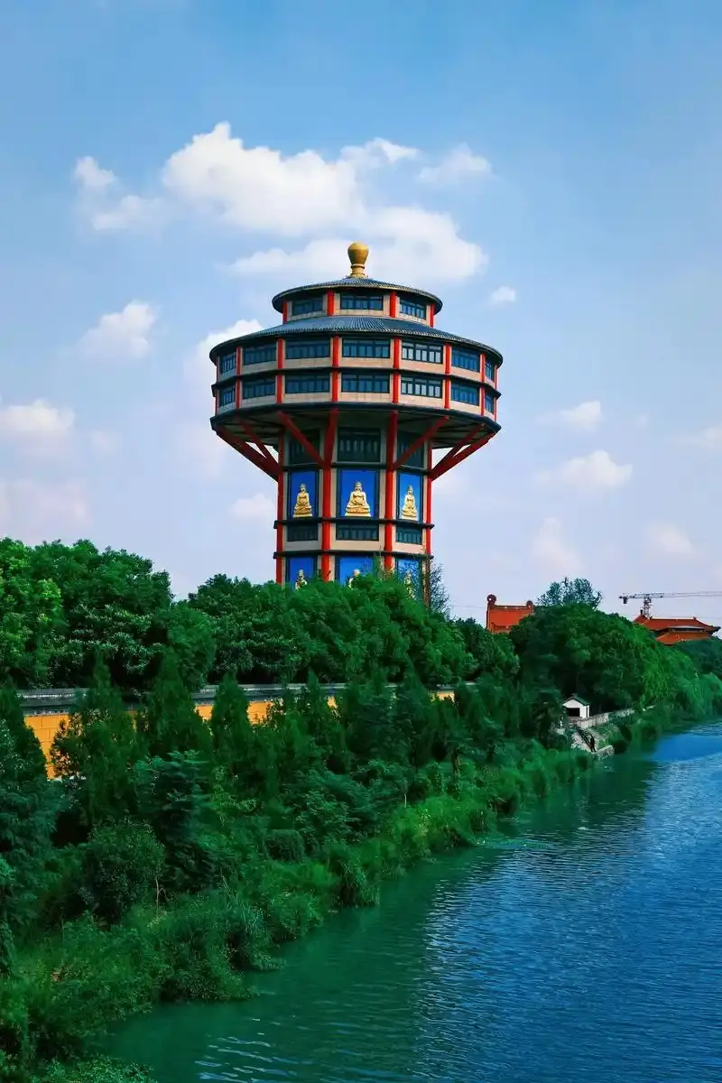 运河边彩瓦佛塔与绿树碧水
